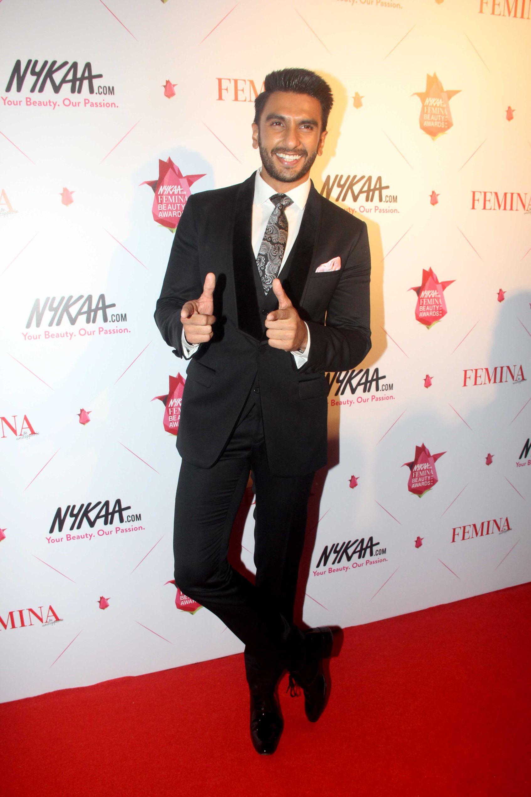 Watch Ranveer singing ?Pardesi Pardesi
