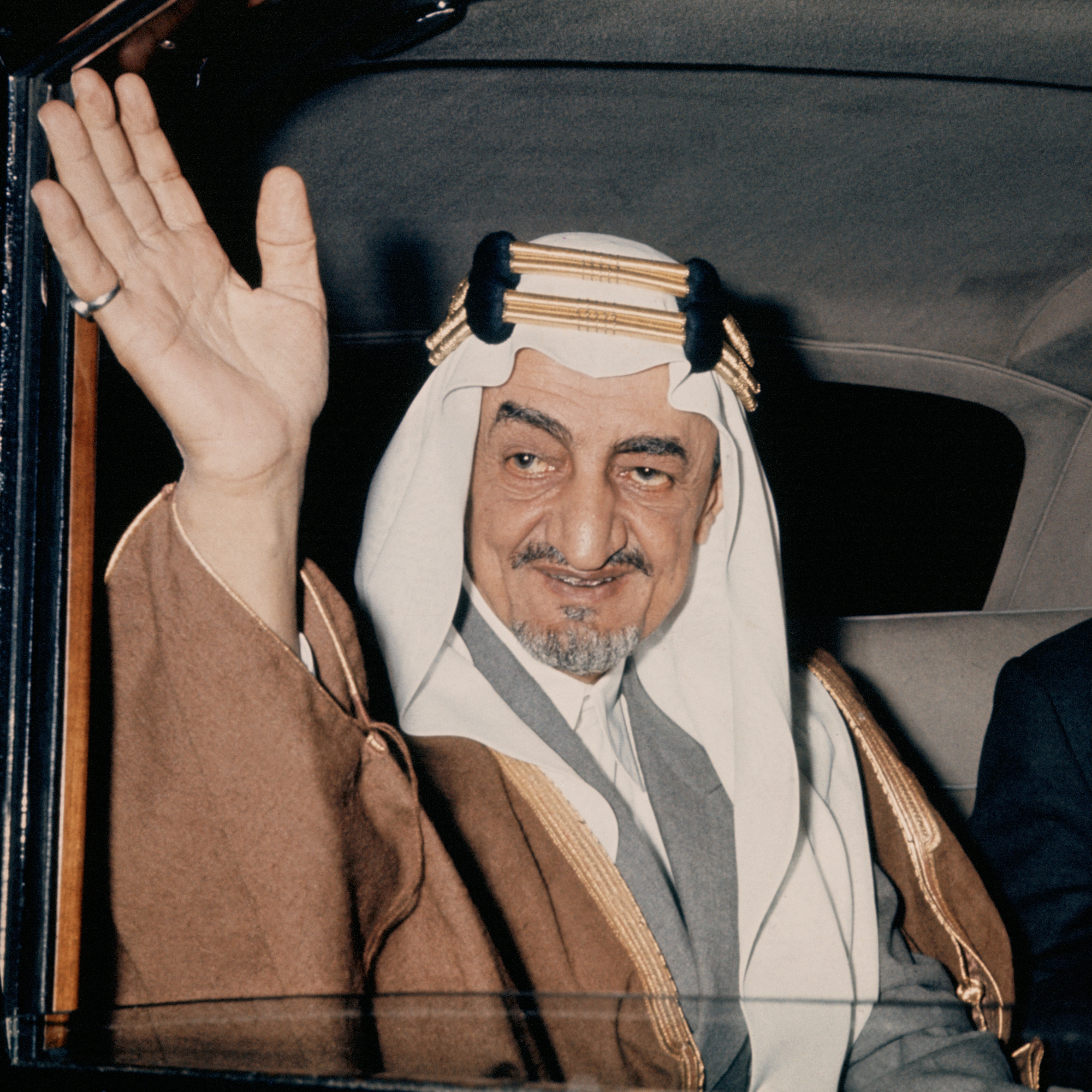 بالصور.. أشهر شخصيات في أسرة
