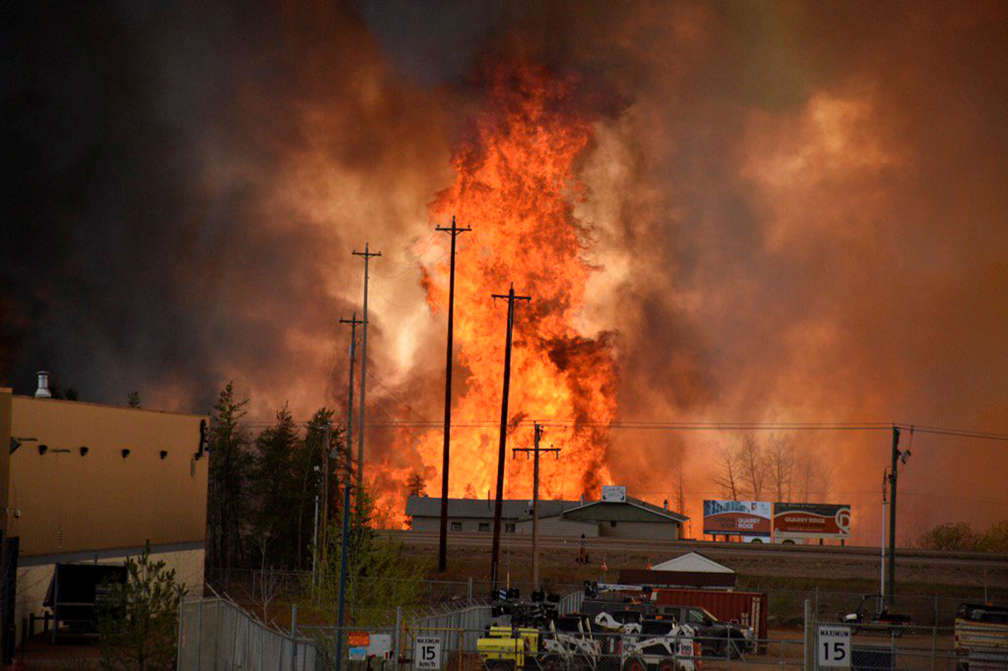 60,000 inhabitants told to evacuated ahead of wildfires in Canada!  BBsE1Jd