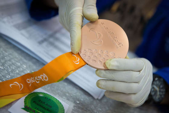 Proses Pembuatan Medali Olimpiade Rio
