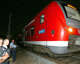 Policías junto al tren en que un afgano de 17 años ha atacado a varios pasajeros, este lunes en Wurzburgo.
