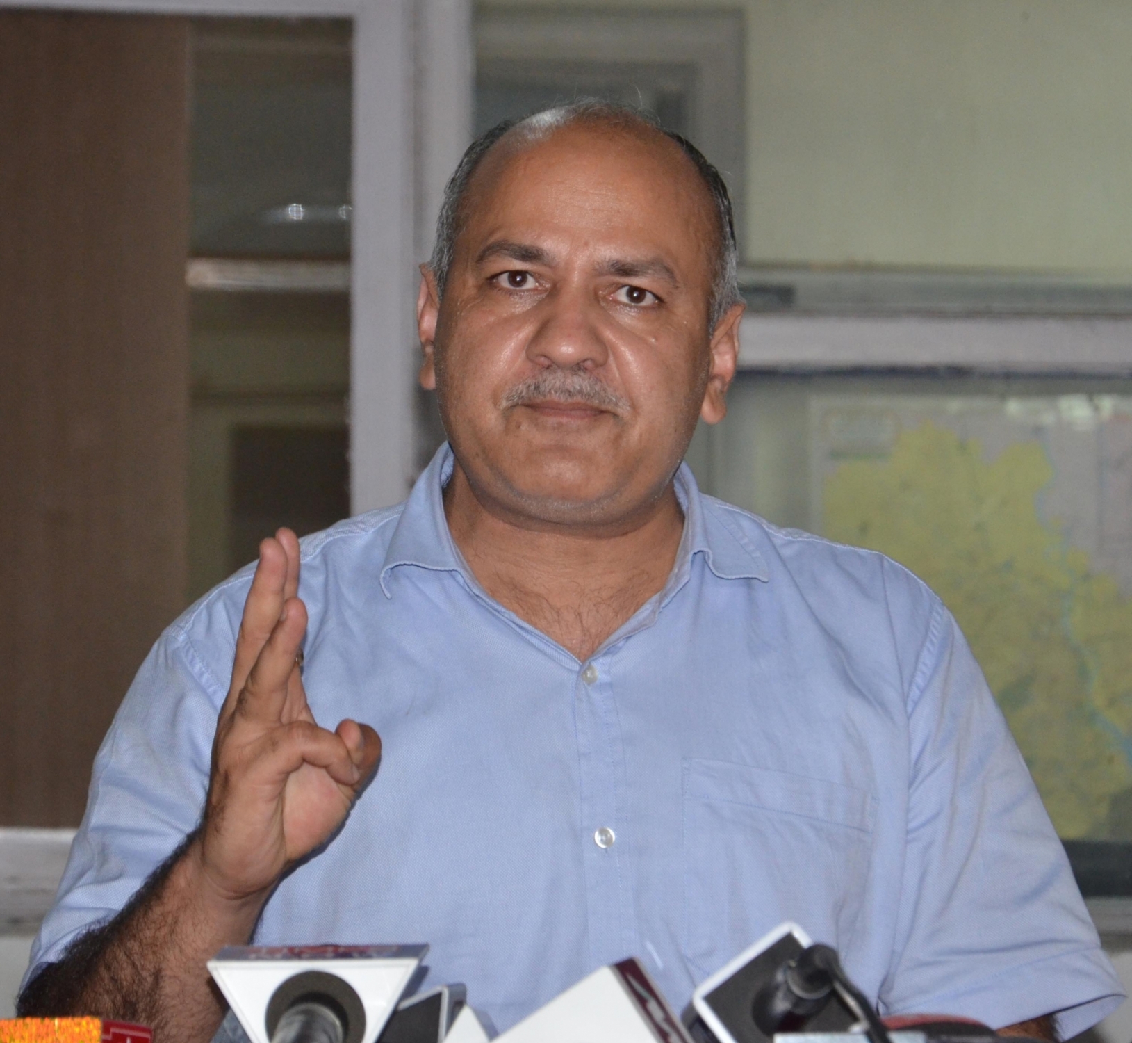 Sisodia targets open letter