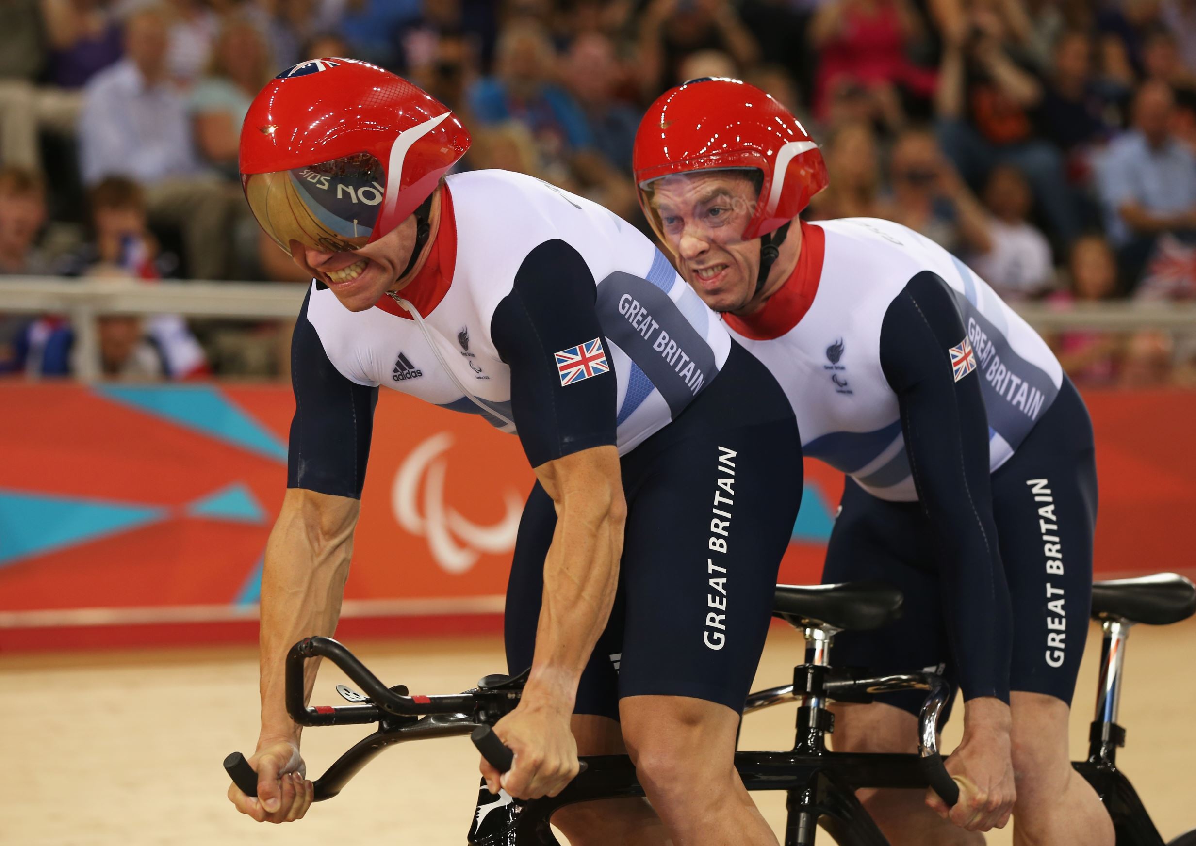 No total, 13 paratletas já disputaram Jogos Olímpicos ao longo da história. Há, porém, muitos casos de atletas sem deficiência que fazem de parte de Paralimpíadas como guias.

O único deles a faturar medalhas em ambos os eventos é o britânico Craig MacLean, que conquistou uma prata no ciclismo da Olimpíada de Sydney 2000 e um ouro na Paralimpíada de Londres 2012, como guia do ciclista Anthony Kappes.