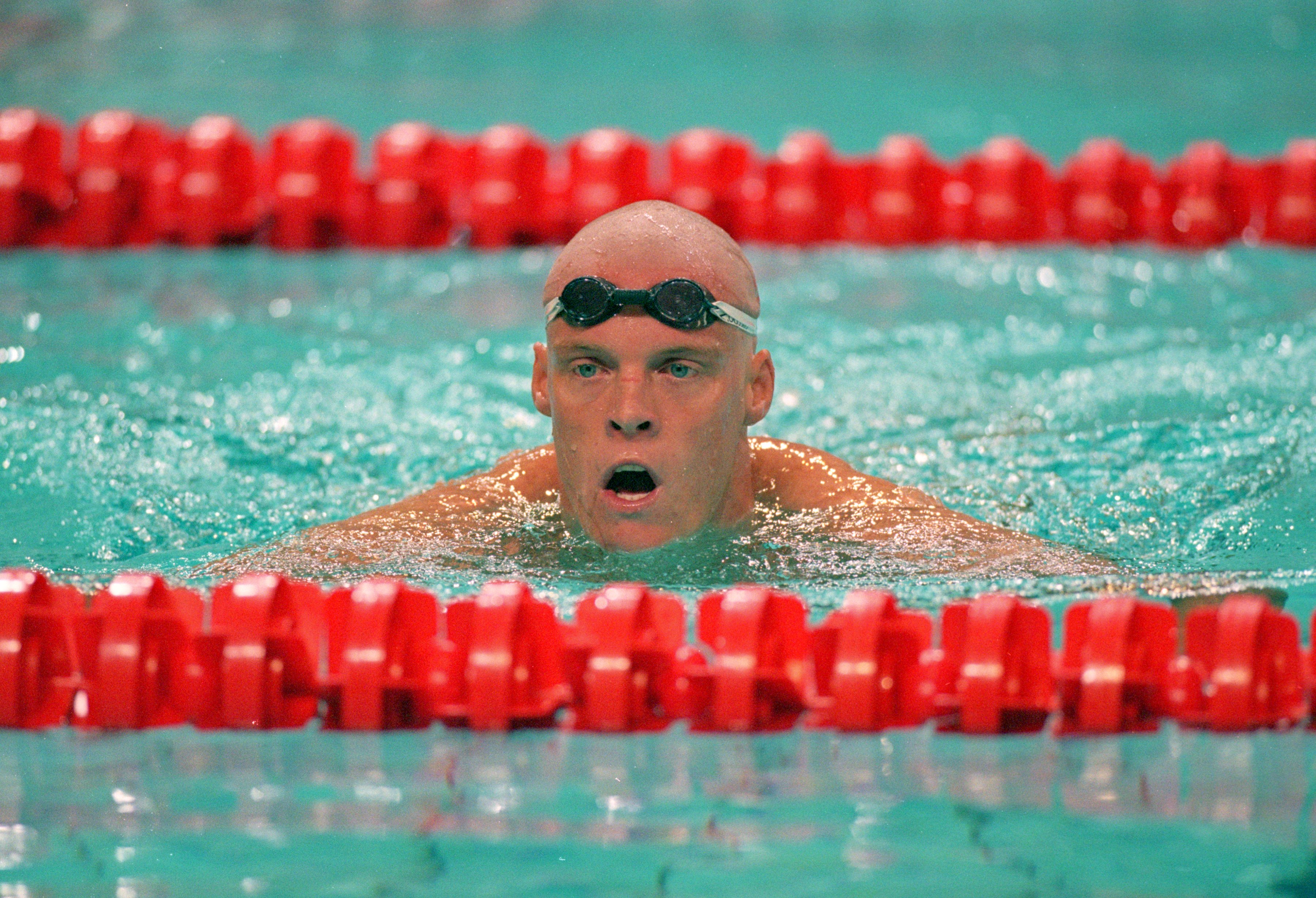 O sul-africano Terence Parkin (foto) é surdo, mas sua deficiência nunca o impediu de nadar em igualdade de condições. Prova disso é que ele conquistou uma medalha de prata nos Jogos de Sydney 2000. Por falta de uma categoria própria, Parkin não disputa Paralimpíadas, mas já obteve medalhas também nos Jogos para Surdos (Deafylimpics, em inglês).

Outros 14 atletas surdos já disputaram Jogos Olímpicos, incluindo boxeadores, jogadores de vôlei e esgrimistas, entre outros esportes.