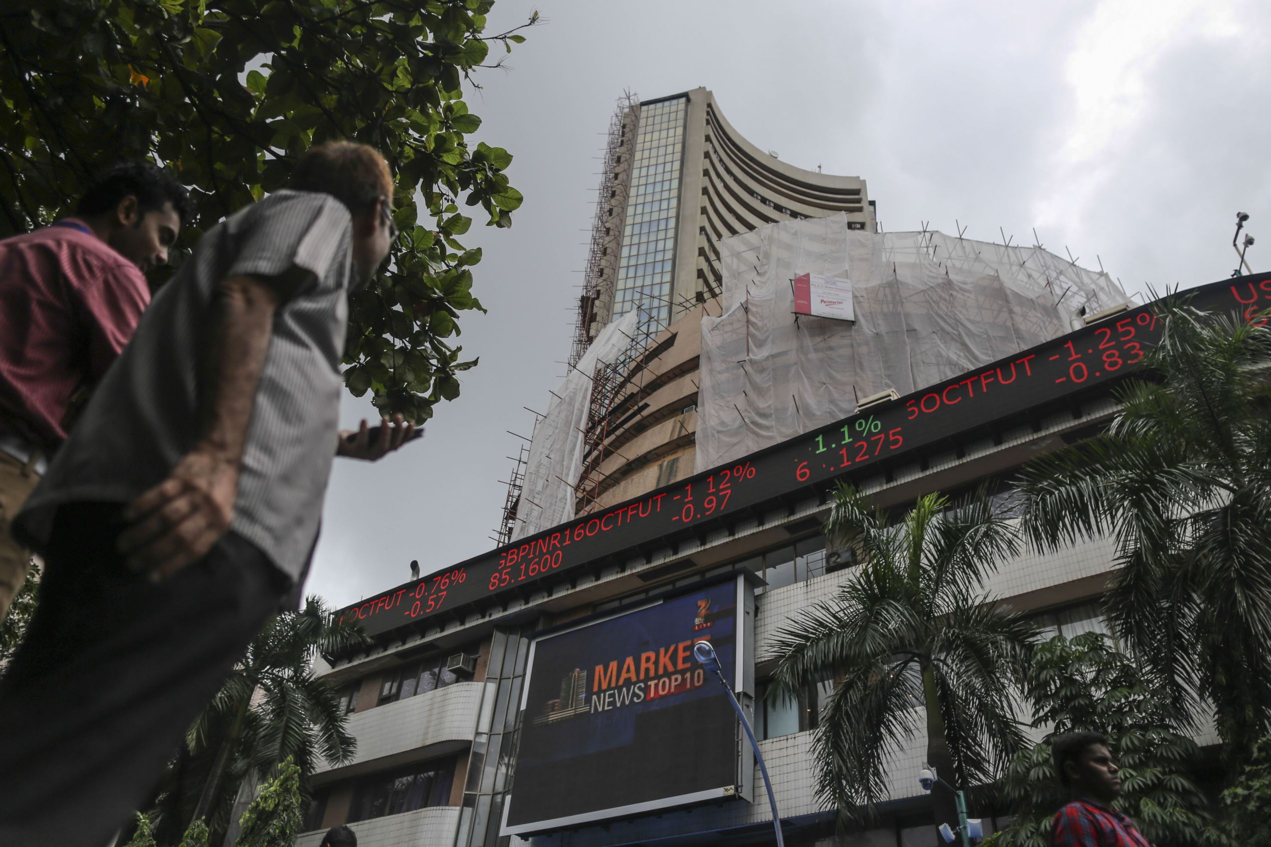 closing: Sensex, Nifty close flat