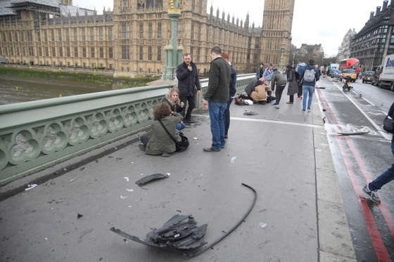 Slide 11 de 17: Injured people are assisted on Westminster Bridge.