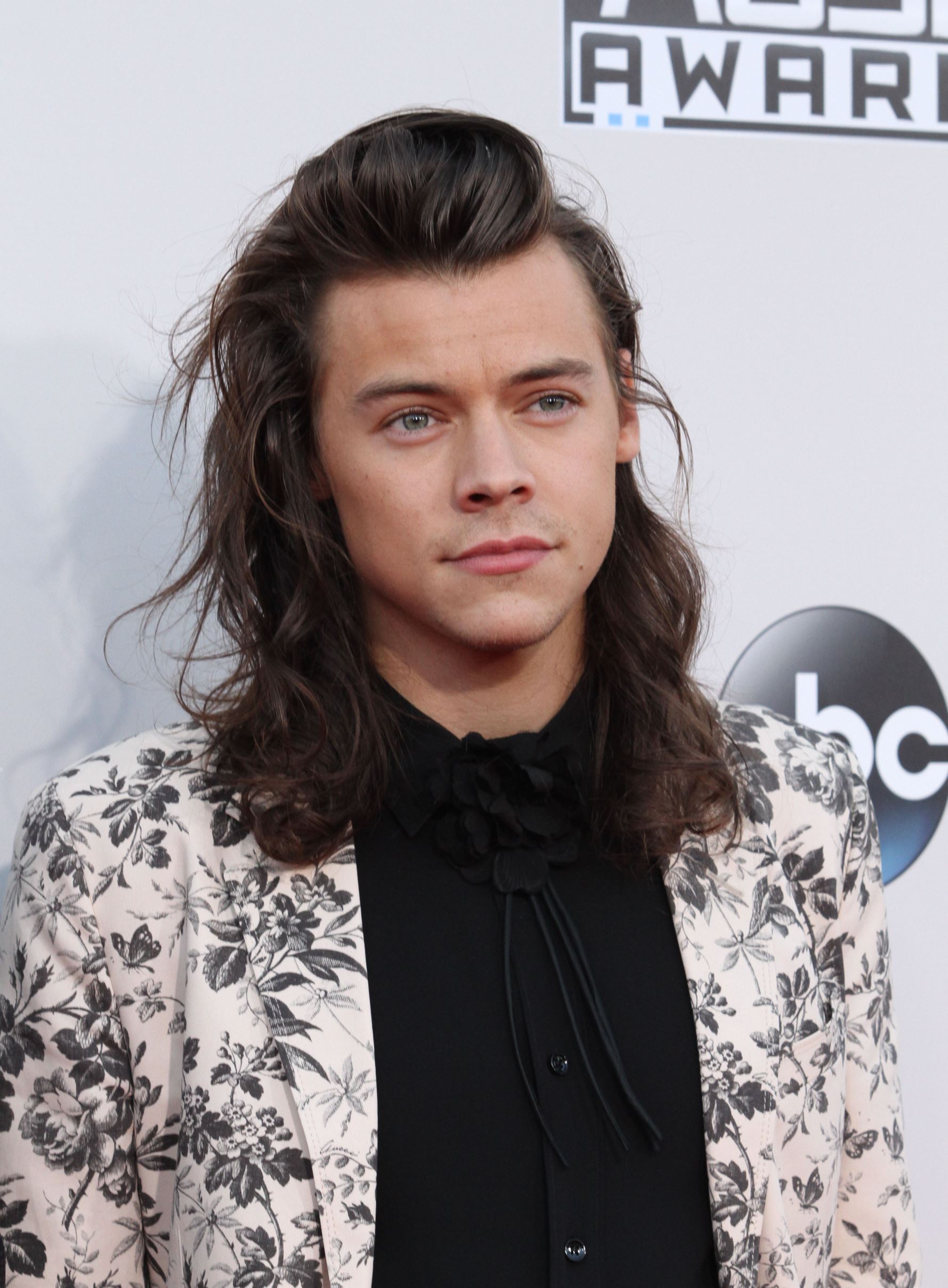 Harry Styles an**unces debut solo