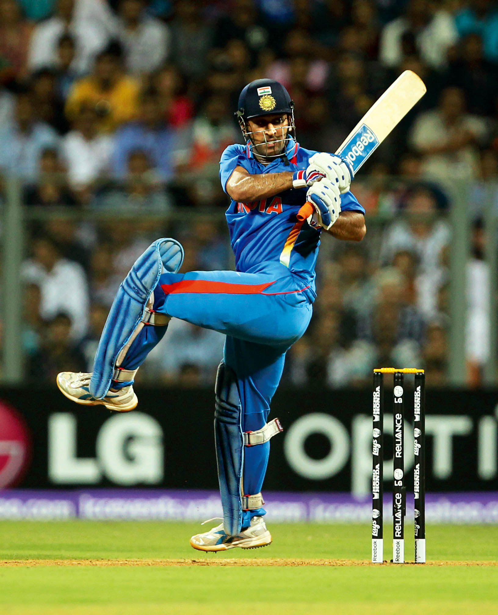 £100,000 Dhoni’s