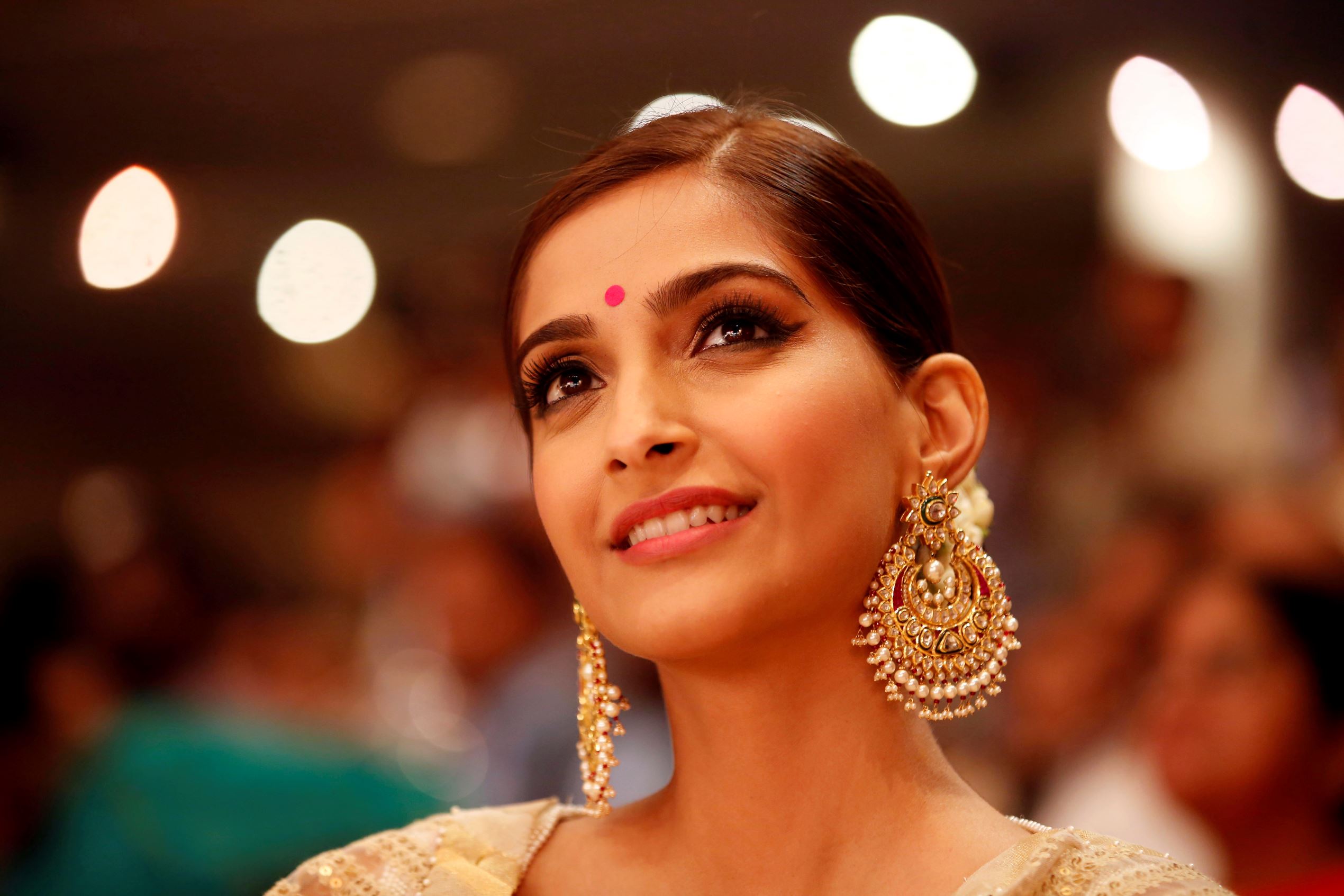 Sonam reviews Janhvi's Dhadak