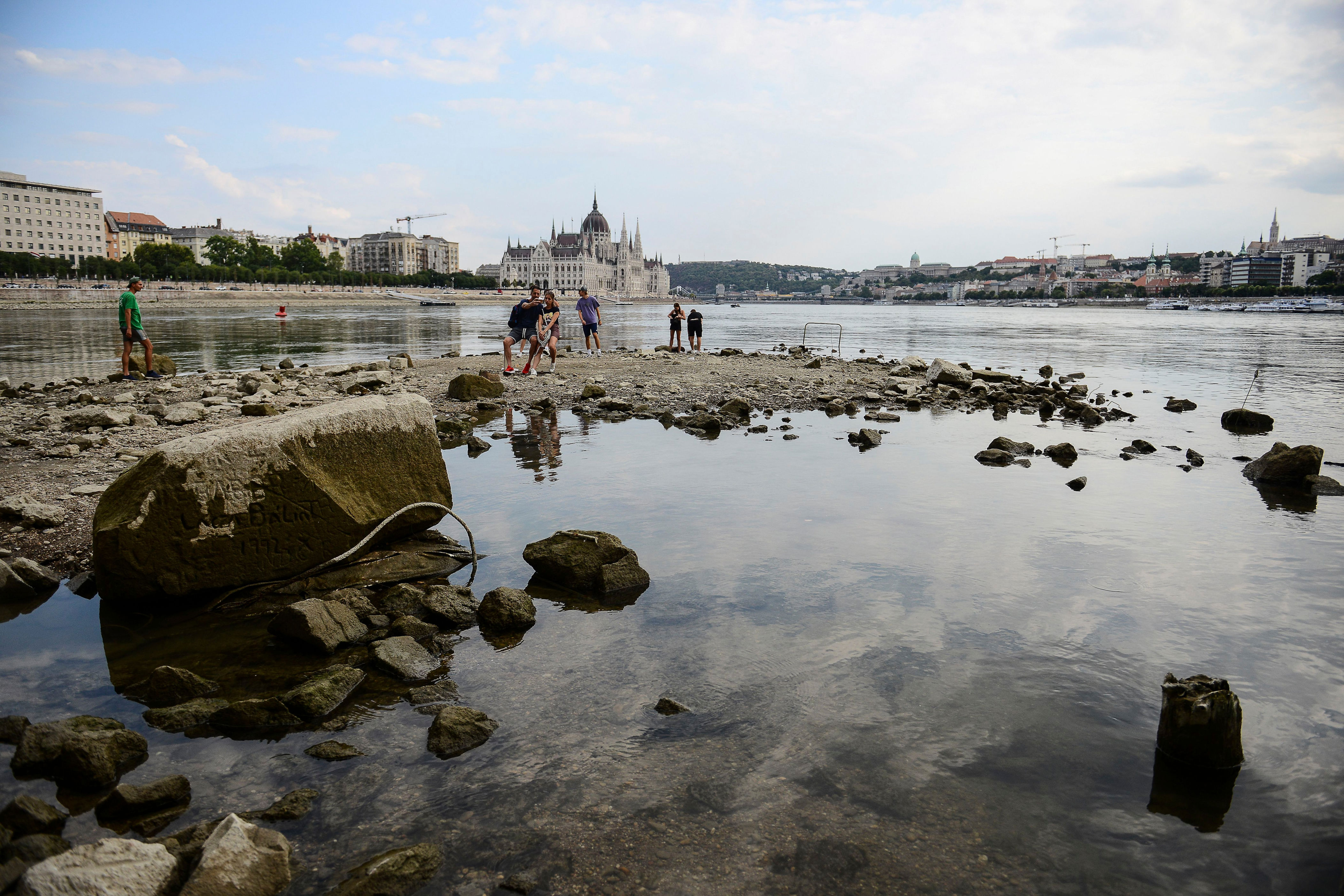 Река с нантом и орлеаном. Река Рейн 2022 обмеление. Дунай обмелел 2022. Остров Маргит Будапешт. Обмеление Дуная 2023.