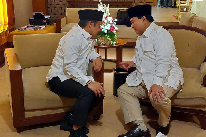 Ketum Gerindra Prabowo Subianto dan Ketum PKB Muahimin Iskandar berbisik-bisik. Foto: PKB