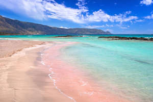 Griechische Inseln: Urlaub auf Kreta verzaubert mit dem pinken Elafonissi beach. Getty Images/iStockphoto