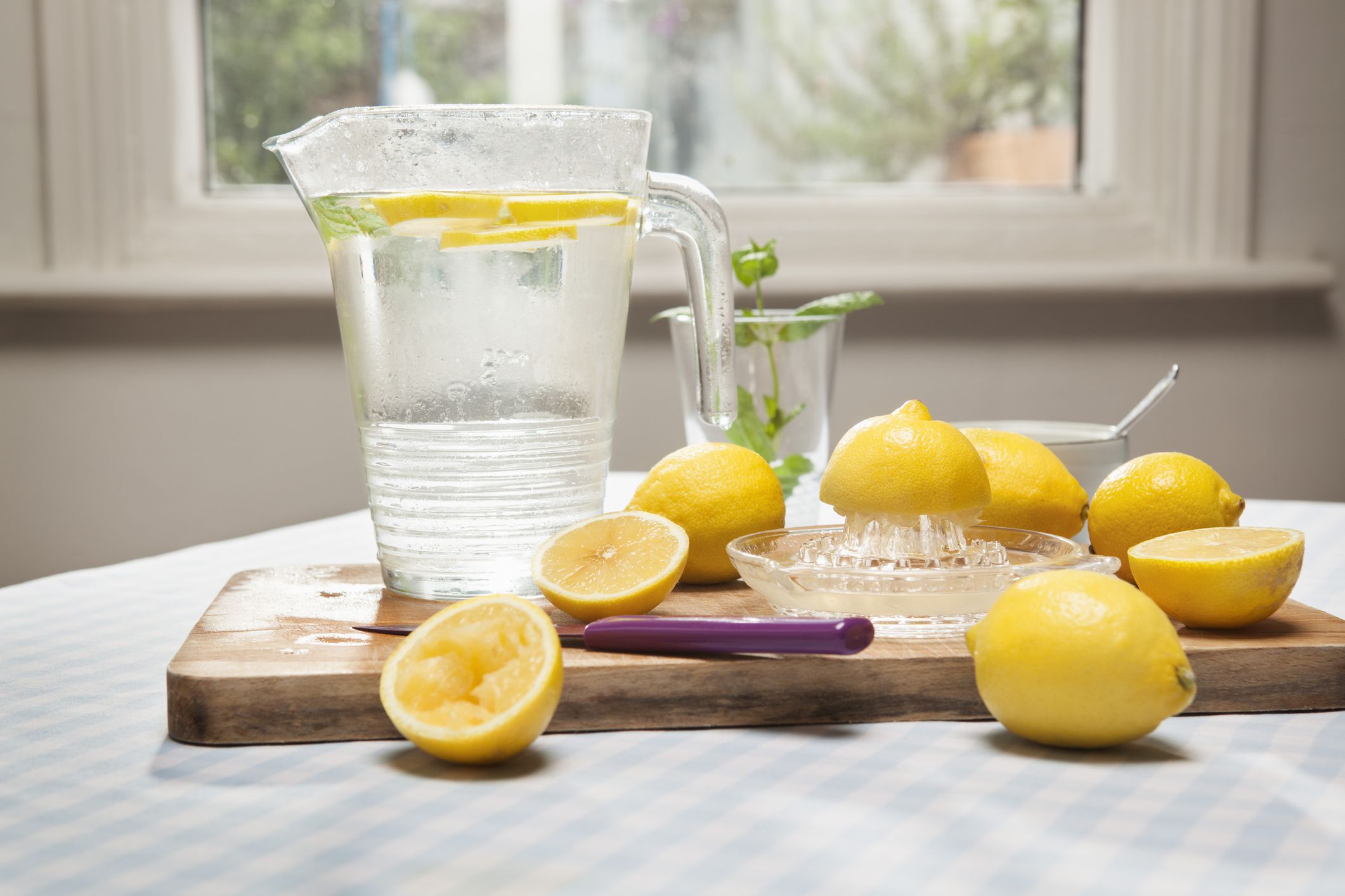 Стакан воды натощак мед. Лимонная вода. Стакан воды с лимоном. Лимонный сок. Лимон.