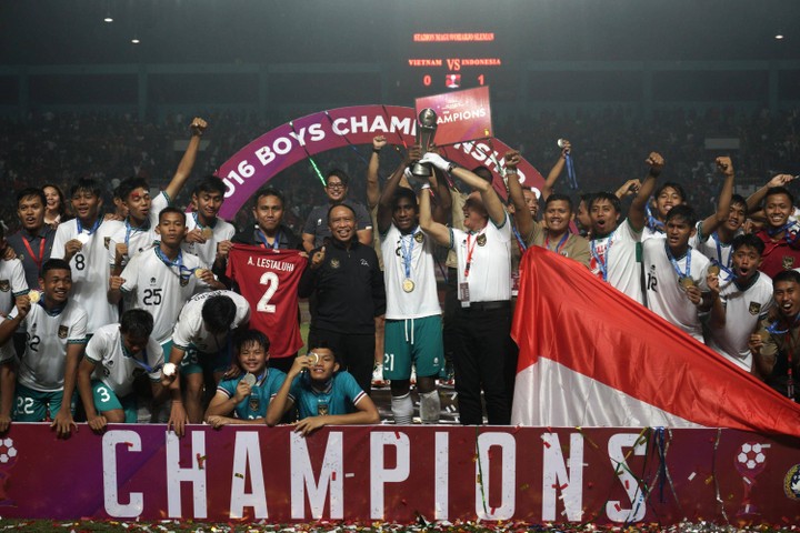 foto: selebrasi timnas u-16 indonesia usai juara piala aff