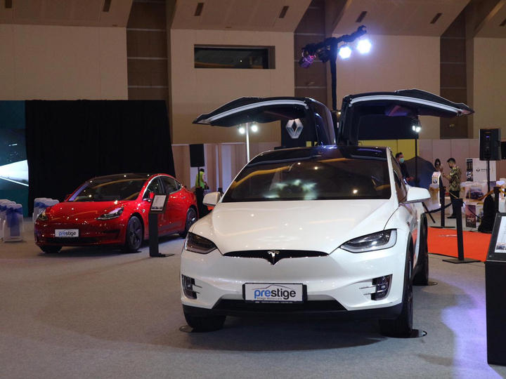 Mobil Listrik Tesla di IIMS Hybrid 2021. Foto: Ghulam Muhammad Nayazri / kumparanOTO