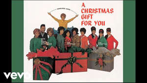 "Christmas (Baby Please Come Home)" by Darlene Love 
Listen to Darlene Love: https://DarleneLove.lnk.to/listenYD

Subscribe to the official Darlene Love YouTube channel: https://DarleneLove.lnk.to/subscribeYD

Watch more Darlene Love videos: https://DarleneLove.lnk.to/listenYD/youtube

Follow Darlene Love:
Facebook: https://DarleneLove.lnk.to/followFI
Instagram: https://DarleneLove.lnk.to/followII
Website: https://DarleneLove.lnk.to/followWI
Spotify: https://DarleneLove.lnk.to/followSI
YouTube: https://DarleneLove.lnk.to/subscribeYD

Chorus:
They're singing "Deck The Halls"
But it's not like Christmas at all
'Cause I remember when you were here
And all the fun we had last year

#DarleneLove #Christmas #BabyPleaseComeHome