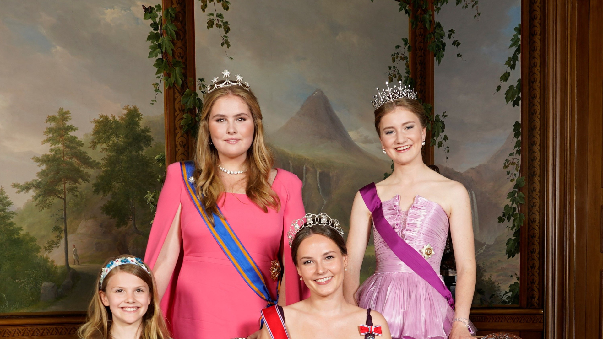 <p>Nesta outra imagem, a princesa Ingrid Alexandra posa com a princesa Estelle da Suécia, Catharina-Amalia, princesa de Orange, e com a princesa Elisabeth, da Bélgica.</p>