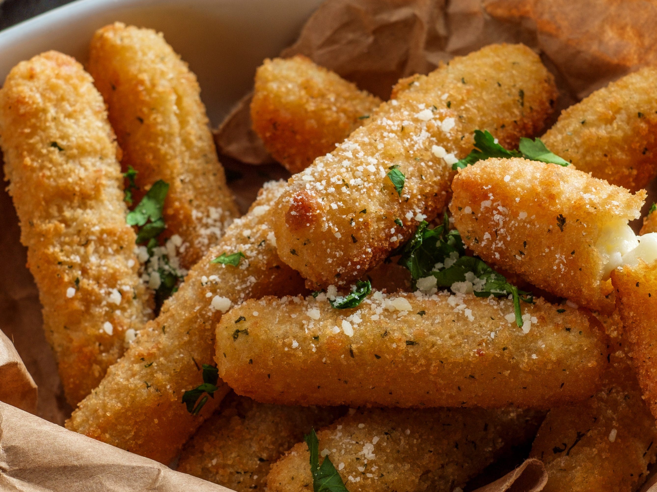 жареные сырные палочки. чииз сырные палочки грин. сырные палочки чеддер. сырные палочки кфс. сырный полички в панировка.