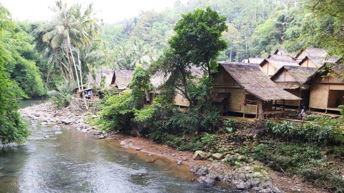 Suasana Kampung Gajebo, di Baduy Luar tampak asri dan syahdu. Perpaduan rumah-rumah kayu, pepohonan hijau, dan sungai yang masih alami, lokasi ini cocok untuk healing, atau tempat untuk merefreshkan diri dari ingar bingar perkotaan. (Dok. Ahmad Haris)