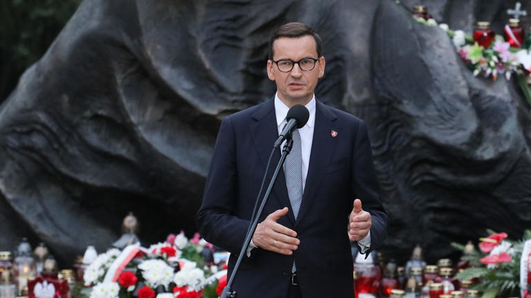 Premier Mateusz Morawiecki przemawia na uroczystości przed pomnikiem „Polegli – Niepokonani”