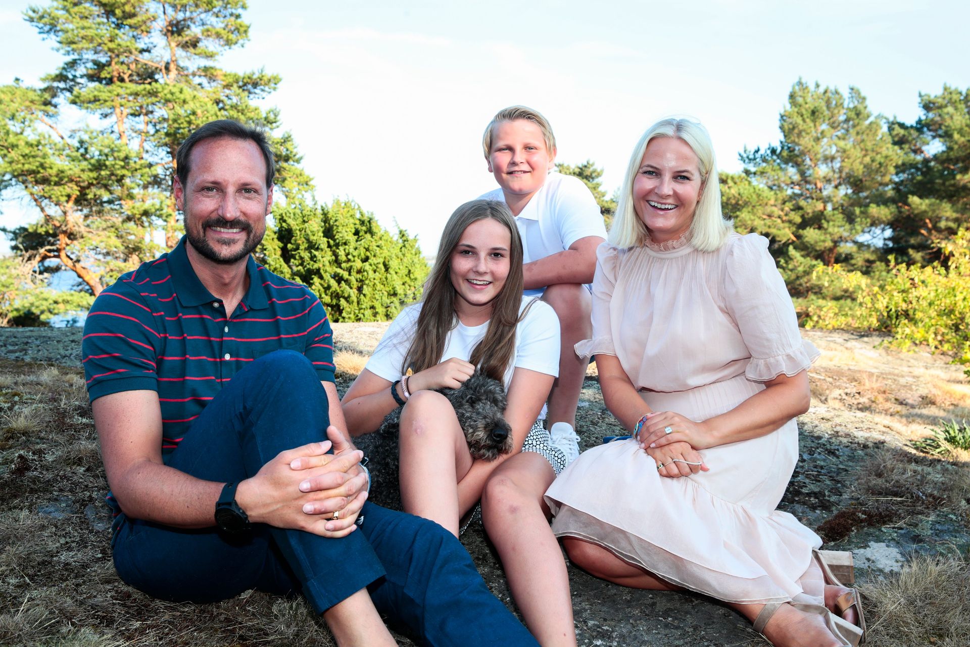 <p>Harald e Sonja hanno cinque nipoti. Il principe Haakon ha una figlia, Ingrid Alexandra, nata nel 2004, che lo segue nella linea di successione al trono, e un figlio, il principe Sverre Magnus, nato nel 2005, che è al terzo posto nella linea di successione.</p>