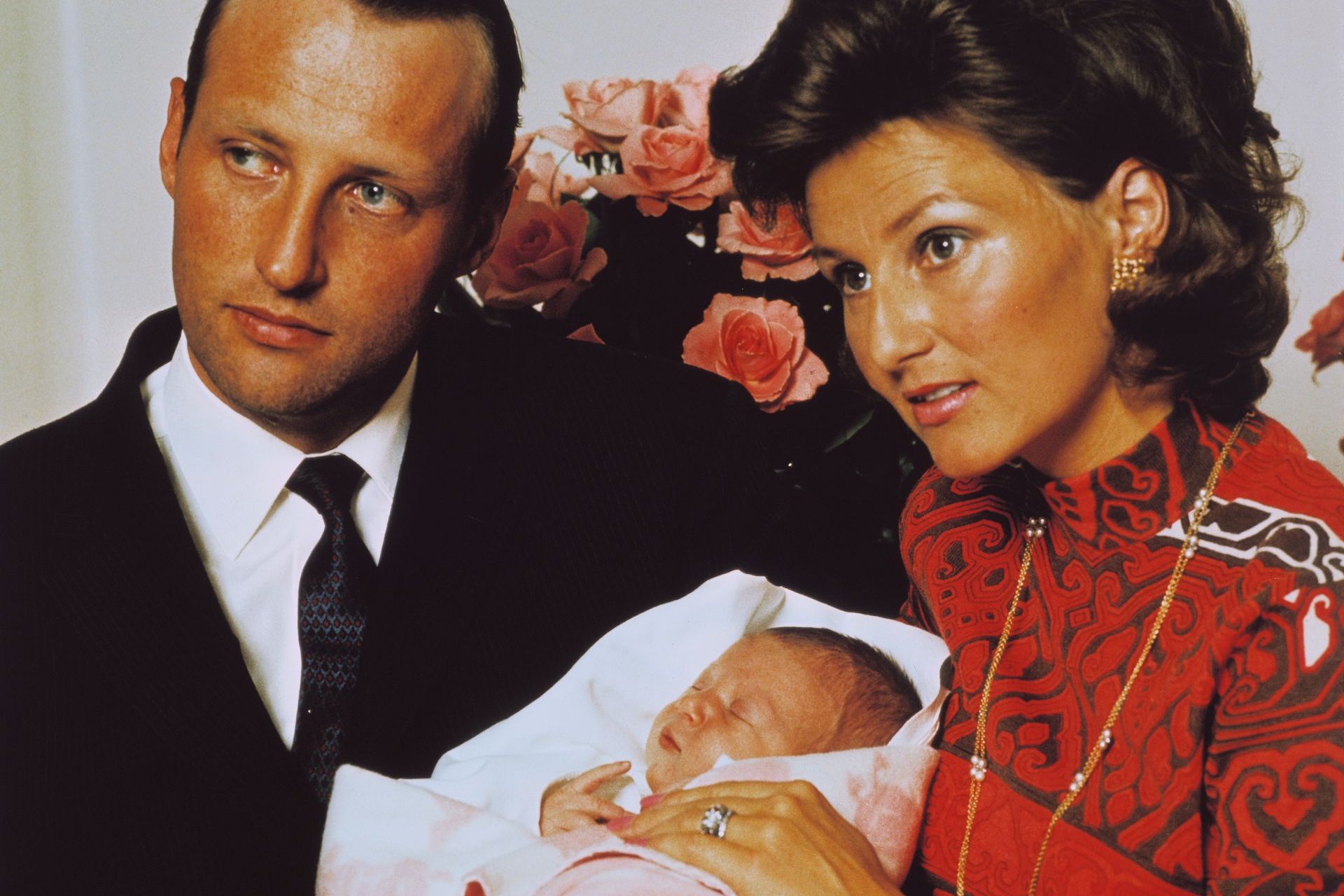 <p>Sonja divenne principessa ereditaria e, in seguito, regina di Norvegia. La coppia ha avuto due figli: la principessa Martha Louise, nata nel 1971, di professione fisioterapista che si definisce chiaroveggente; e Haakon, nato nel 1973, l'attuale principe ereditario.</p>