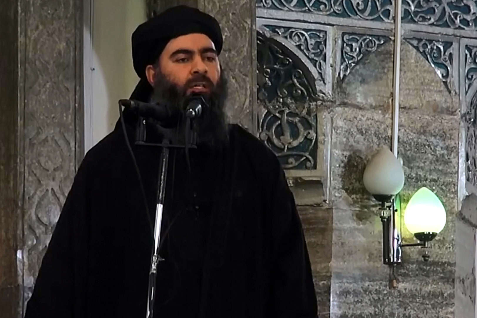 Diapositiva 19 di 25: Sempre nel 2019, nella notte tra il 26 e il 27 ottobre, muore Abu Bakr Al Baghdadi nel nord-ovest della Siria. Era il numero 1 dell'Isis all'epoca, il califfato islamico formatosi tra l'Iraq e la Siria e considerato la nuova base del terrorismo antioccidentale, ricercato