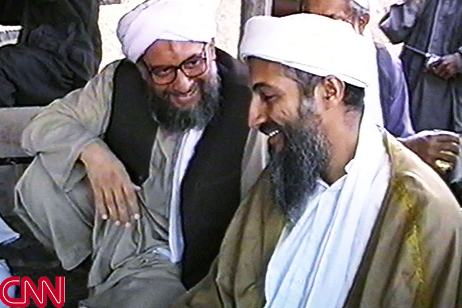 Diapositiva 9 di 25: Che sia stato il vero cervello degli attentati del 2001 era la convinzione di alcuni esperti del New York Times già all'indomani della tragedia: allo straordinario carisma di Osama bin Laden, infatti, avevano associato l'importanza strategica della figura di al-Zawahiri, capace, a detta dei massimi conoscitori del mondo del fondamentalismo, di fornire all'organizzazione quell'intelligenza e astuzia tattica necessarie per progettare attentati di tale magnitudine.