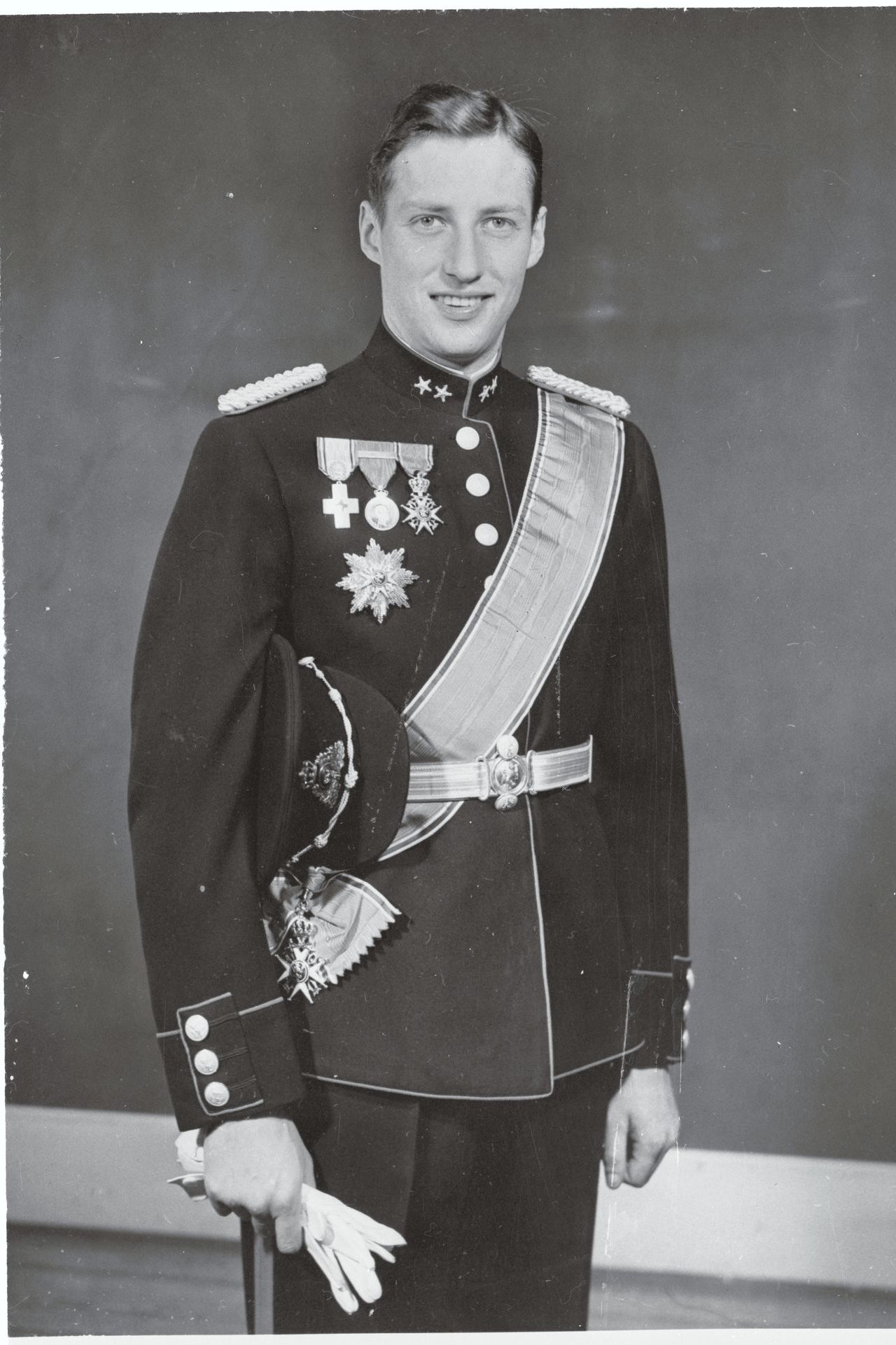 <p>Nel frattempo, Harald era diventato il principe ereditario di Norvegia. Quando suo nonno Haakon VII morì nel 1957, suo padre salì al trono con il nome di Olav V.</p>