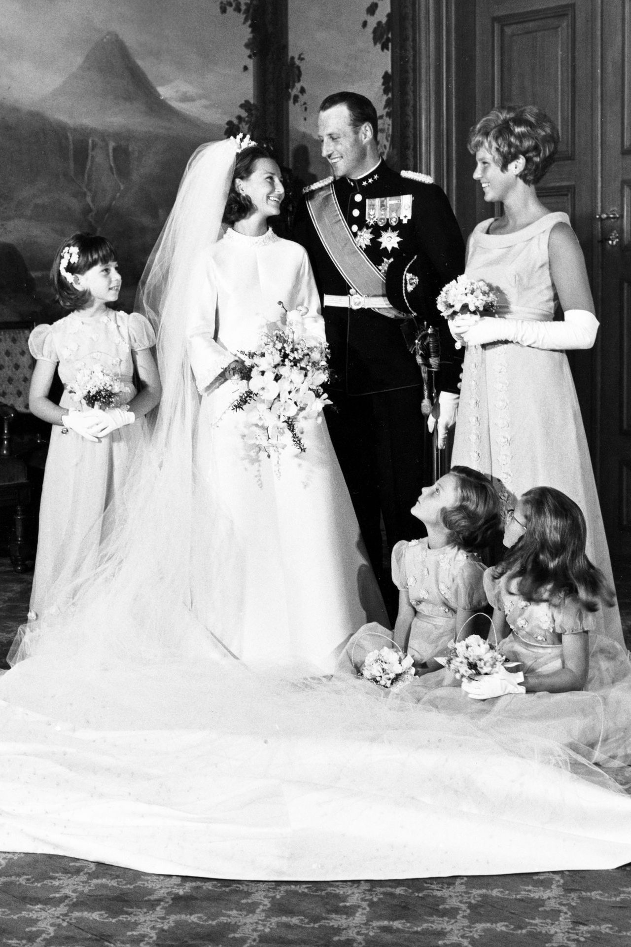 <p>Nel 1968, il principe Harald sposò Sonja Haraldsen. La loro relazione, che durava da nove anni, restò segreta per via delle origini ordinarie di Sonja. Harald aveva però detto a suo padre che non avrebbe mai sposato nessun'altra se non lei. E ha ottenuto ciò che voleva.</p>