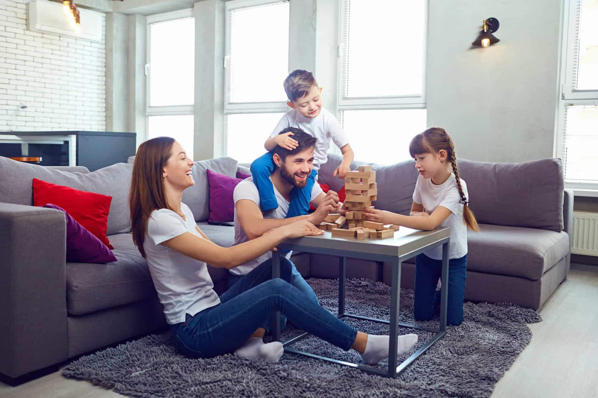 Parents room. Семья с детьми в квартире. Фотосессия семьи в квартире. Семья в гостиной вечером. Ребенок в семье.