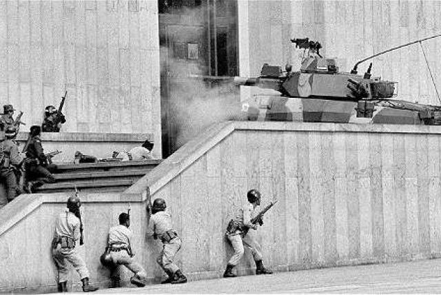 Momentos de la retoma del Palacio de Justicia por el Ejército en 1985.