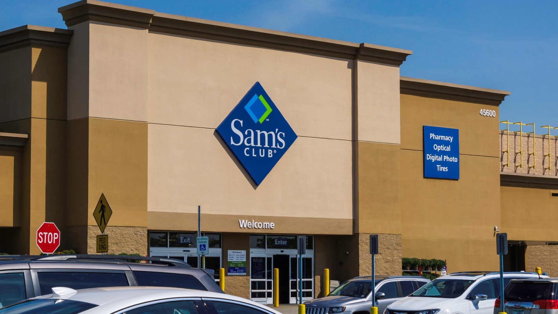 <p>As seasons change, so do your priorities and needs -- and Sam's Club has the deals that can help you <a href="https://www.gobankingrates.com/category/saving-money/budgeting/?utm_campaign=1182159&utm_source=msn.com&utm_content=1&utm_medium=rss">stay within your budget</a> this fall.</p> <p><strong><em>Here It Is: <a href="https://www.gobankingrates.com/2022-small-business-spotlight/?utm_campaign=1182159&utm_source=msn.com&utm_content=2&utm_medium=rss">Our 2022 Small Business Spotlight</a><br>Find: <a href="https://www.gobankingrates.com/this-credit-score-mistake-could-be-costing-millions-of-americans-1350829/?utm_campaign=1182159&utm_source=msn.com&utm_content=3&utm_medium=rss">This Credit Score Mistake Could Be Costing Millions of Americans</a></em></strong></p> <p>No matter if you need to stock up on treats for Halloween, save money on daily breakfasts or get your pumpkin spice fix, Sam's has the products -- and more importantly, the great prices -- you want. </p> <p>Here are nine of the best deals at Sam's Club for fall 2022 that are <a href="https://www.gobankingrates.com/saving-money/shopping/best-deals-at-sams-club-fall-2022/?utm_campaign=1182159&utm_source=msn.com&utm_content=4&utm_medium=rss">worthy of a warehouse trip</a>.</p>