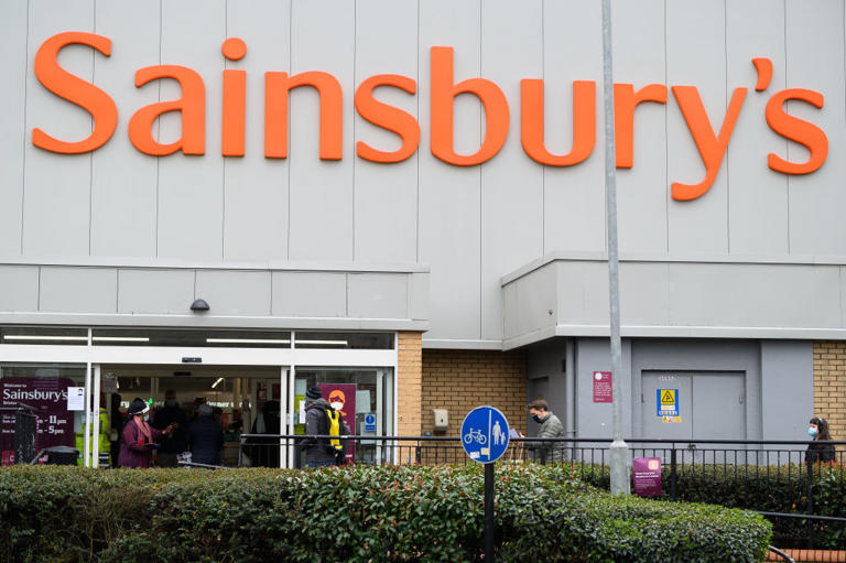 Sainsbury’s keeps profit guidance as loyalty card Christmas boosts sales