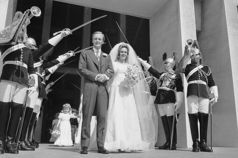 **Camilla Parker** en su prima boda con el comandante Andrew Parker-Bowles. Los recién casados desfilaron por la guardia de honor en la Capilla de la Guardia, Wellington Barracks, el 4 de julio de 1973.