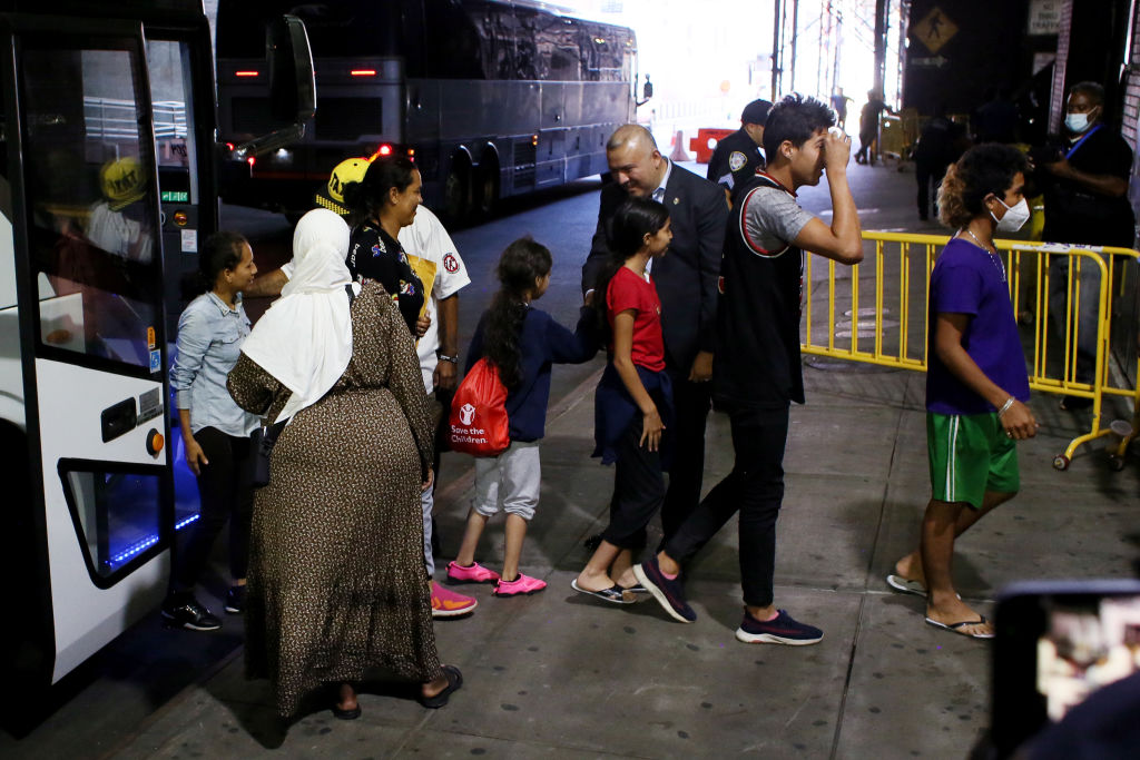 nyc busca garantizar que los niños inmigrantes asistan a la escuela a través de información en metros y refugios