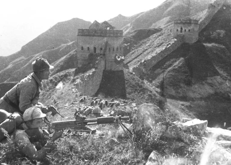 抗日战争中，战斗在长城上的八路军。新华社发