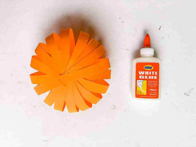 Cute construction paper pumpkin craft for fall