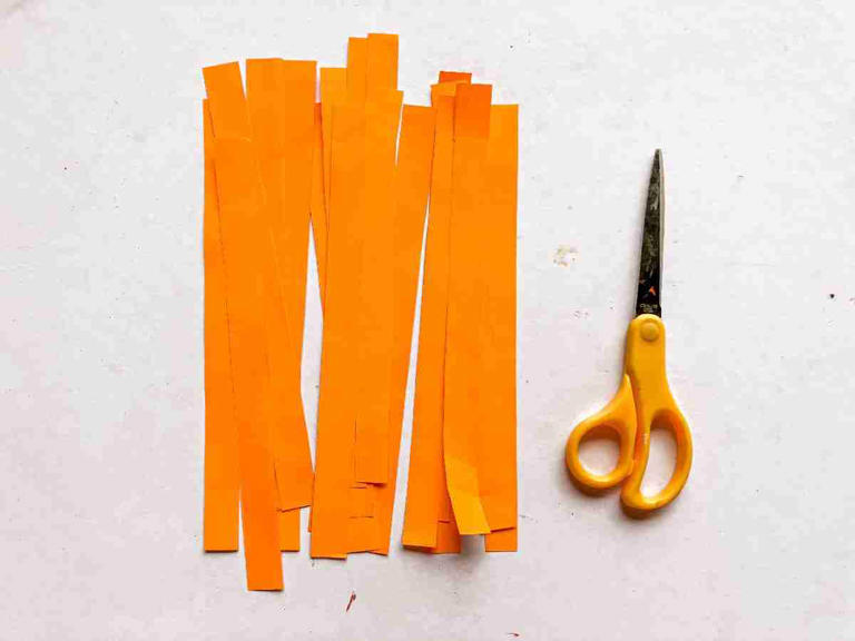 Cute construction paper pumpkin craft for fall