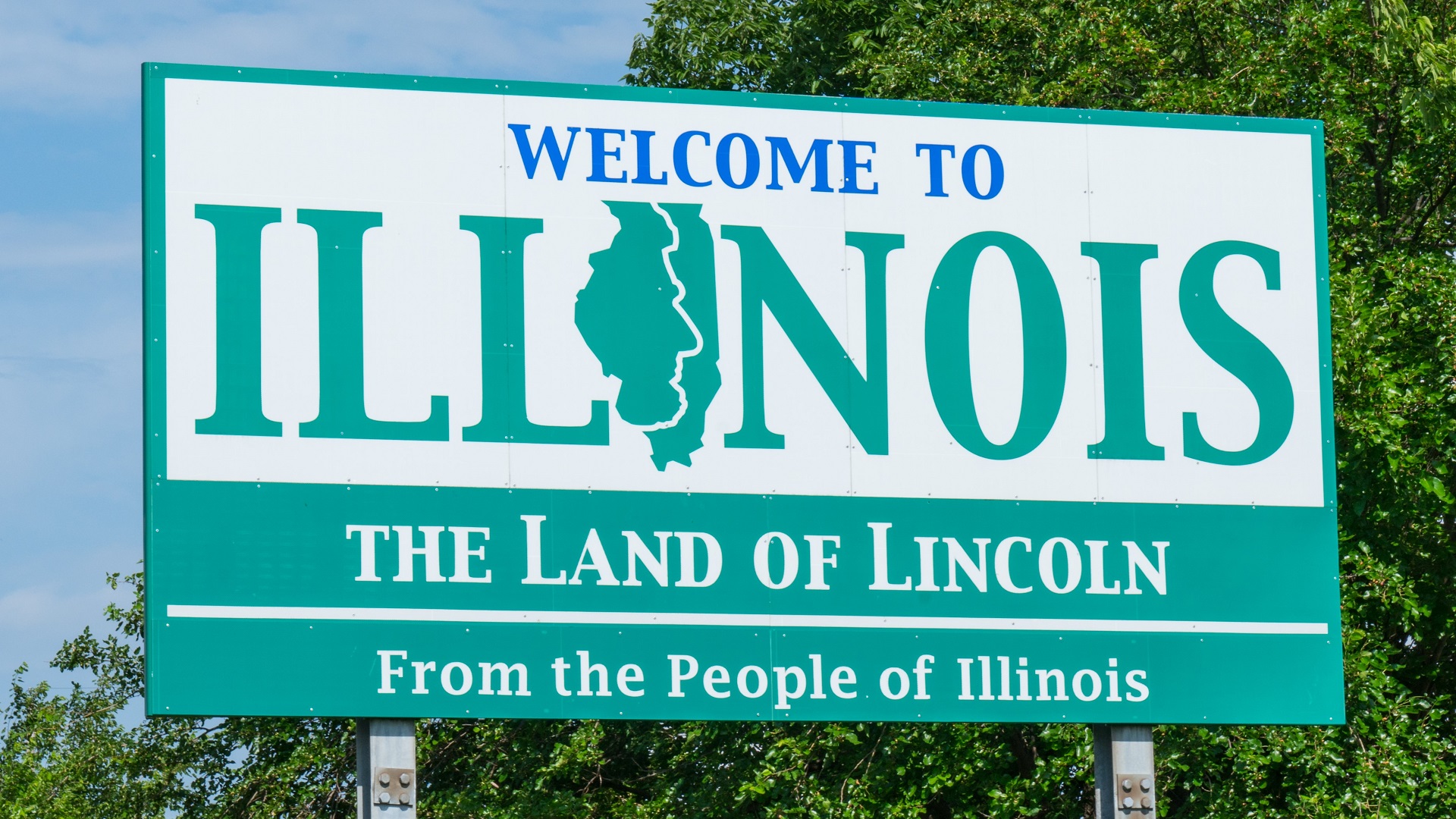 welcome to illinois land of lincoln road sign_iStock-1007305568