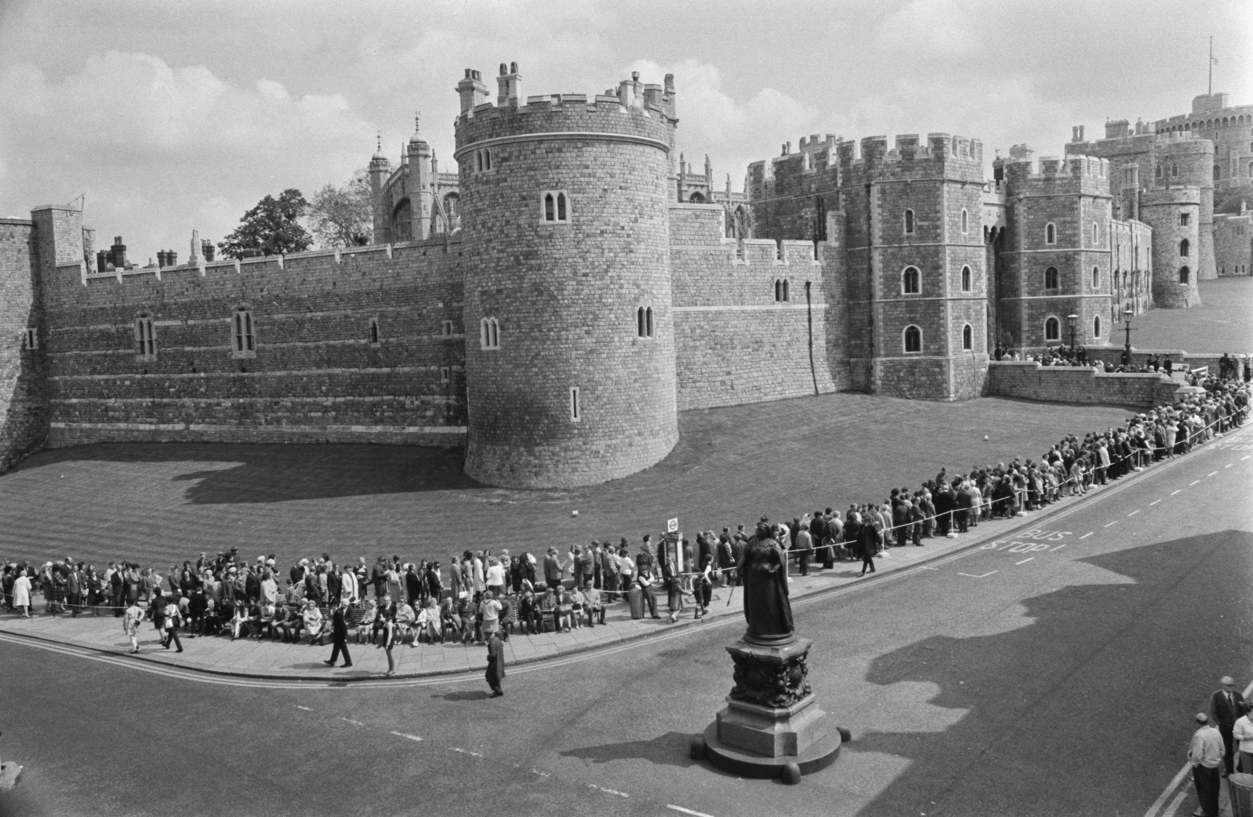 <p>The public lined up outside Windsor Castle in Windsor, England, during the lying-in-state of the Duke of Windsor, formerly King Edward VIII, in June 1972 ahead of his funeral on June 5.</p>
