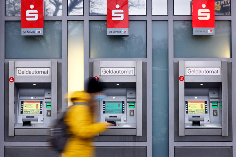 Bankkunden in Deutschland zahlen im Schnitt 90 Euro zu viel fürs Konto – Sparkassen besonders teuer