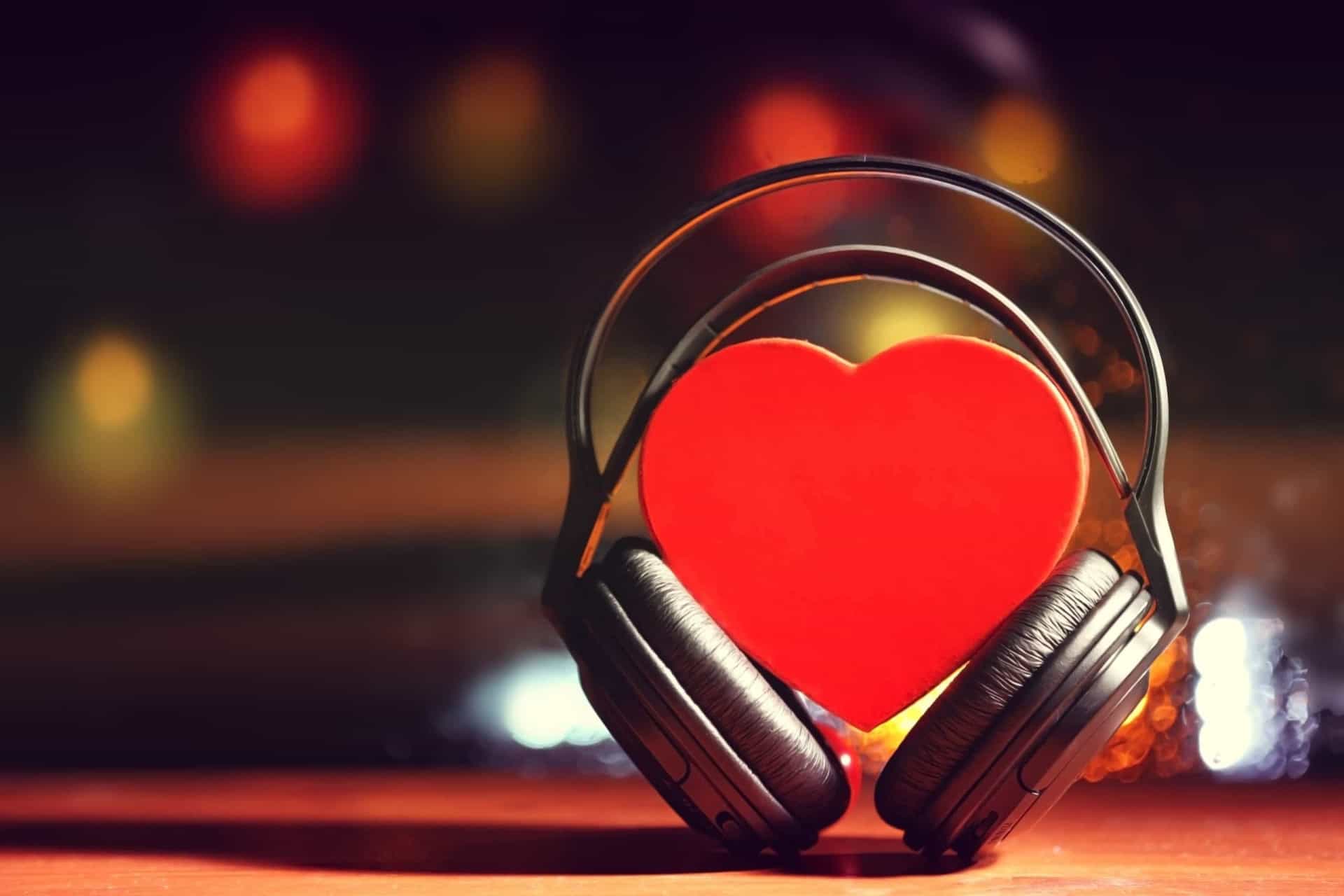 I love music m. Наушники сердце. Наушники "сердечки". Сердце в наушниках. Сердце с наушниками.