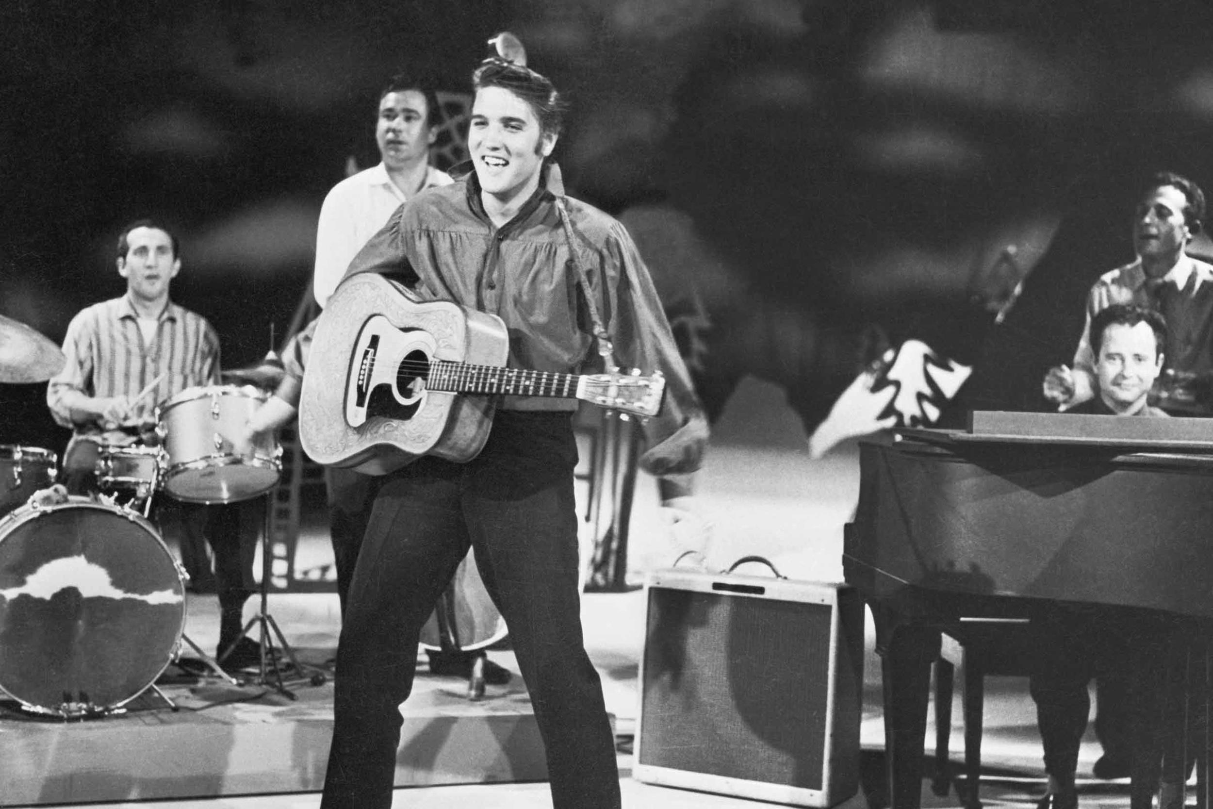 Elvis presley it s now or never. Элвис Пресли. Элвис Пресли 1959. Элвис Пресли Король рок-н-ролла. Rock n Roll Элвис Пресли.