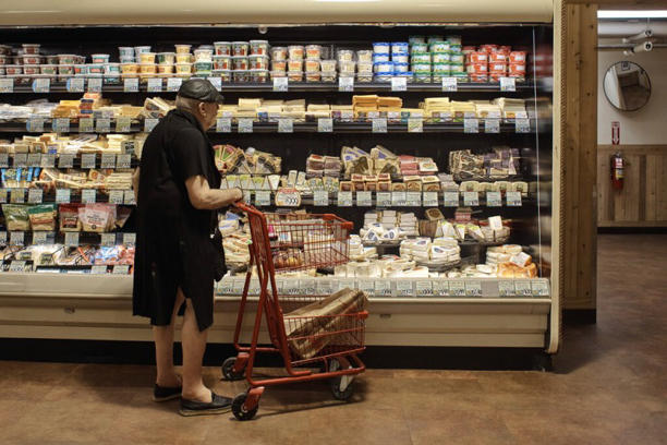 2022年7月，美國紐約民眾在超市選購食物。（美聯社）