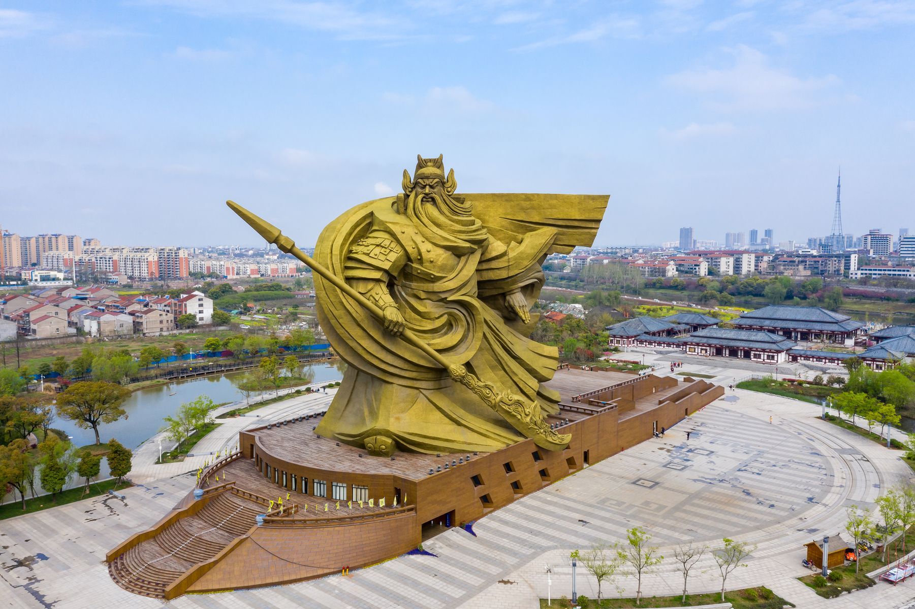 20 gigantic statues that overlook the world