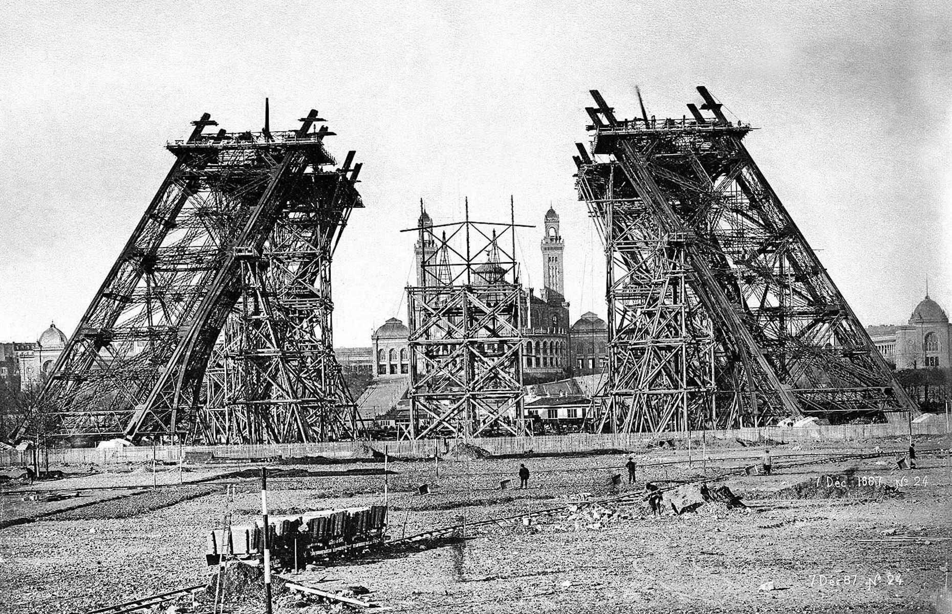 Historical photos of famous monuments under construction