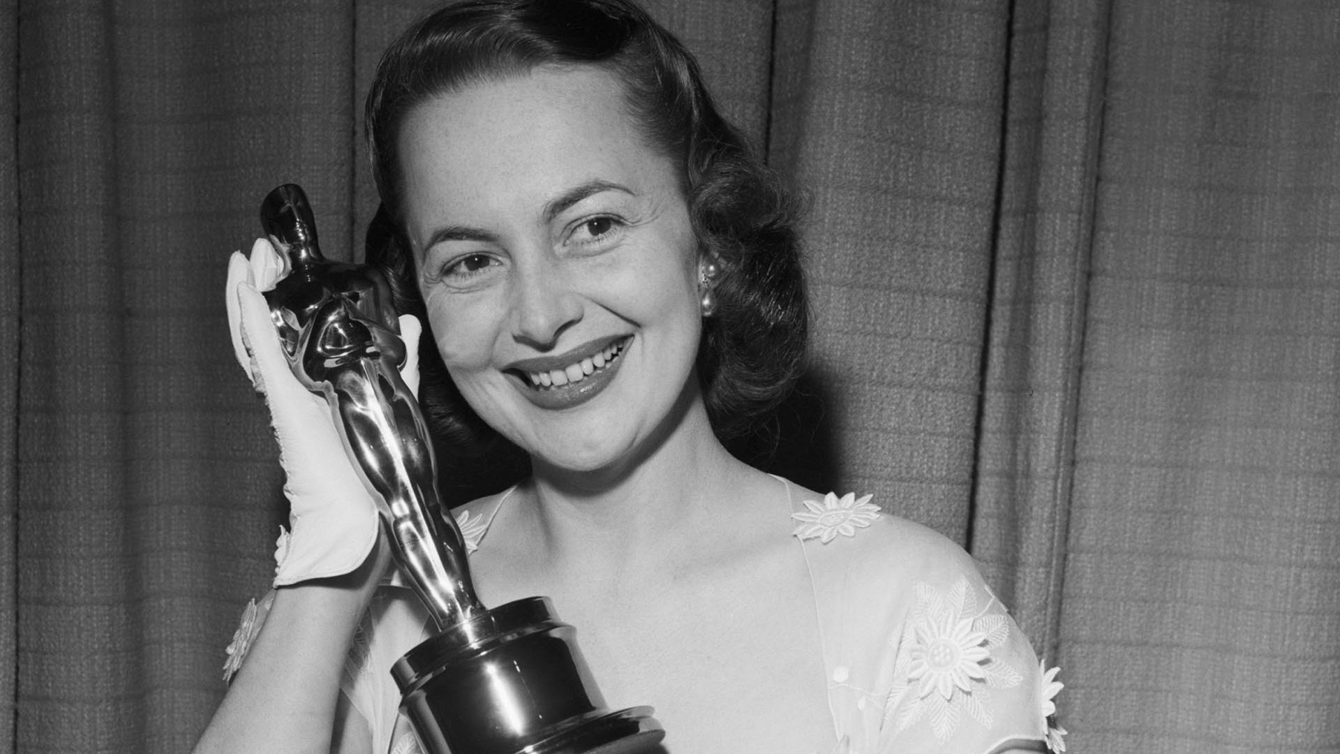 <p>Alcanzó los 104 años y en todos ellos mostró que la elegancia y el talento eran innatos en ella. El primero de los dos Oscar que se llevó como actriz fue por 'La vida íntima de Julia Norris' (To Each His Own) en 1947... ¡hace más de 75 años!</p>