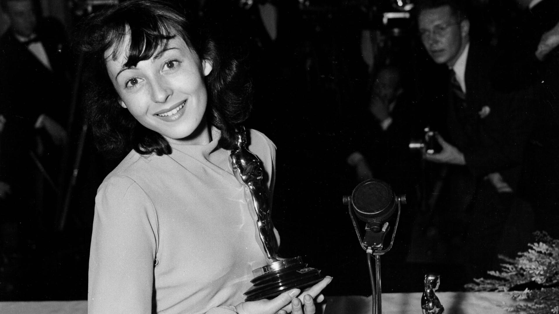 <p>Fue la primera actriz en ganar el Oscar dos años consecutivos...¡en 1936 y 1937! Según confesó a 'The Telegraph', "si pierdes la curiosidad, estás muerto. Hay tanto en este mundo por conocer y yo no sé nada. Una vida es un tiempo demasiado corto". Y lo dice alguien que vivió 104 años.</p>