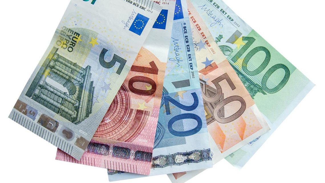 euro blue hoy: el minuto a minuto de la cotización de este lunes 15 de abril de 2024